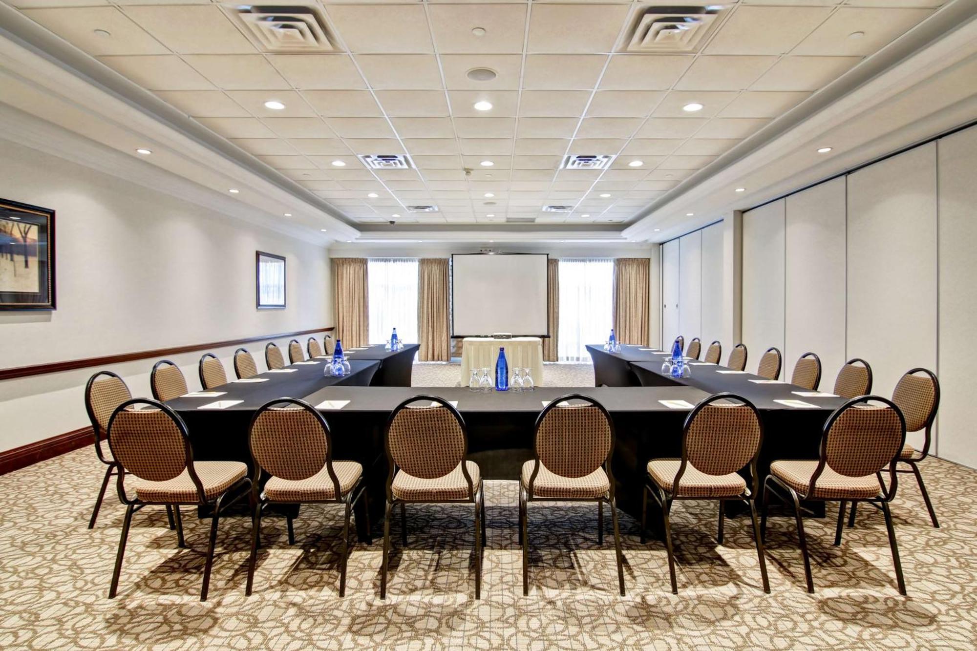 Hilton Garden Inn Toronto/Burlington Exterior photo