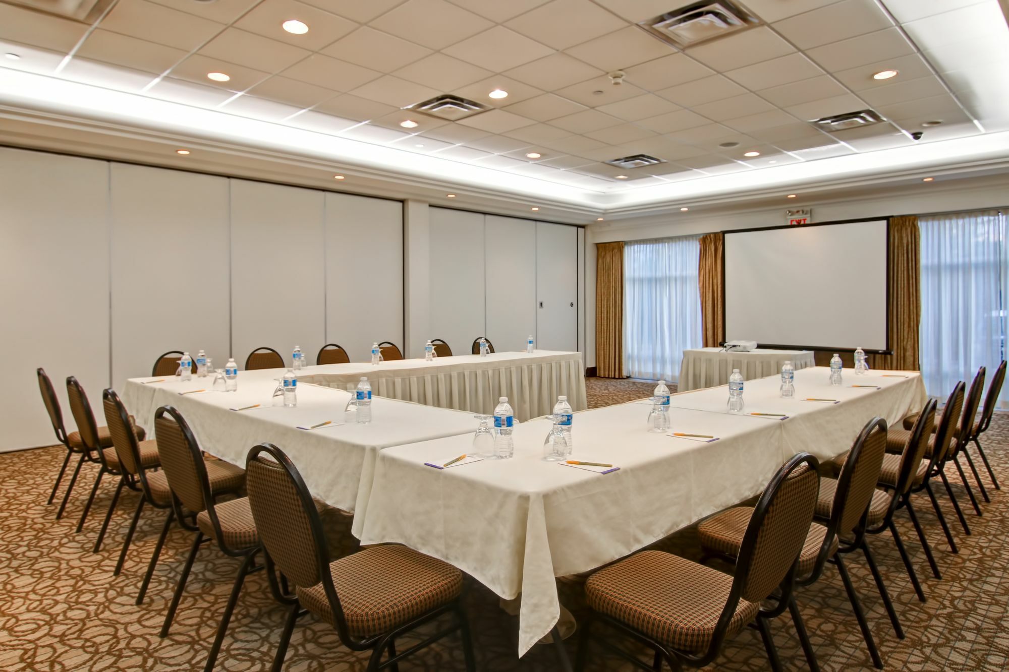 Hilton Garden Inn Toronto/Burlington Exterior photo